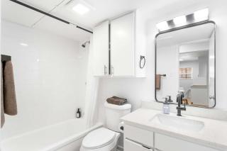 Central 2BR king suite close to UT Moody Center - 6