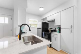 Central 2BR king suite close to UT Moody Center - 1