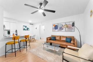 Central 2BR king suite close to UT Moody Center - 2