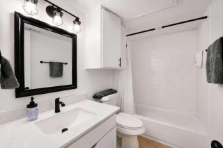 Ideal 2BR king suite close to UT Moody Center - 4