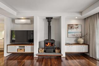 Coastal Rhythms - A Sophisticated Seaside Retreat - 4