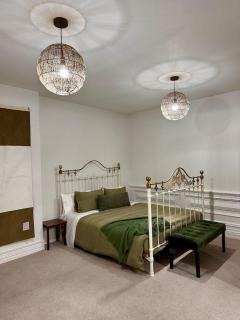 Stylish 2 bed, central city apartment & free park - 0
