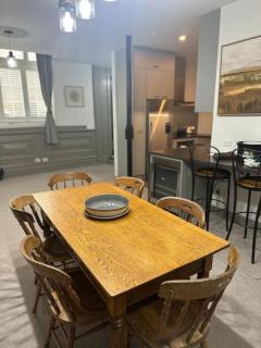 Stylish 2 bed, central city apartment & free park - 9