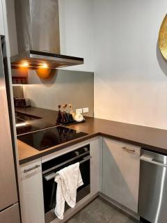 Stylish 2 bed, central city apartment & free park - 8