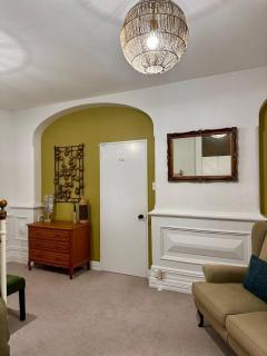 Stylish 2 bed, central city apartment & free park - 4
