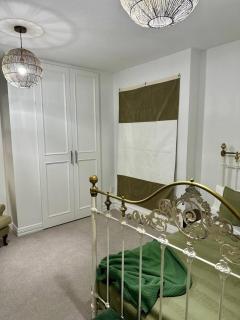 Stylish 2 bed, central city apartment & free park - 3