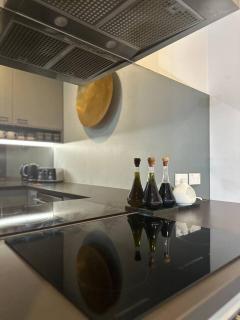 Stylish 2 bed, central city apartment & free park - 6