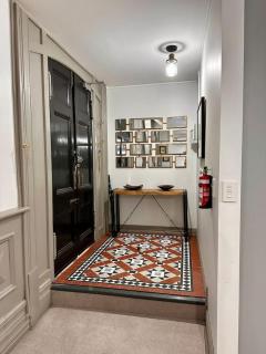 Stylish 2 bed, central city apartment & free park - 2