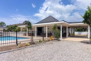 5BR Luxe Retreat in Runaway Bay Private Pool Beach Access - 6