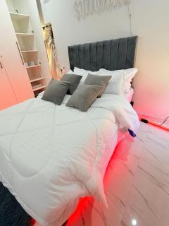 Modern 1 Bedroom, 1 Bed, WiFi, Airconditioned Apt - 4
