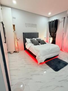 Modern 1 Bedroom, 1 Bed, WiFi, Airconditioned Apt - 1