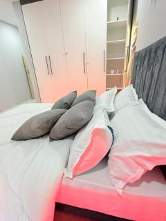 Modern 1 Bedroom, 1 Bed, WiFi, Airconditioned Apt - 2