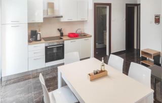 2 Bedroom Nice Apartment In Okrug Gornji - 7