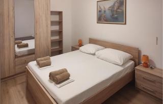 2 Bedroom Nice Apartment In Okrug Gornji - 6