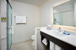 Holiday Inn Express & Suites Windsor East - Lakeshore by IHG - 7