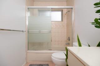 Quiet Room in Charming Vancouver Homestay - 4