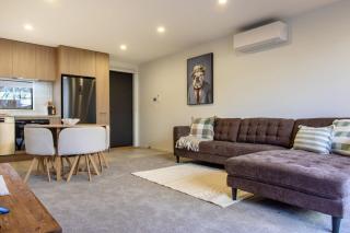 Contemporary Townhouse - Near CBD & Gated Parking - 1