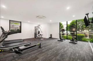 Surfers 1BR Beach Pool Gym Carpark Access - 3