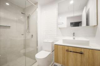Surfers 1BR Beach Pool Gym Carpark Access - 2