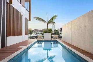 Surfers 1BR Beach Pool Gym Carpark Access - 1