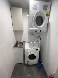 Meriton L47 with SeaViews and CarPark - 2