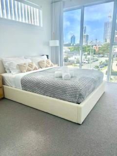 Surfers Luxury House 3 bed 2.5 Bath 2 Parks - 8