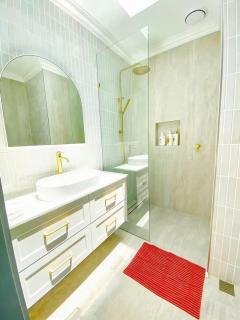 Surfers Luxury House 3 bed 2.5 Bath 2 Parks - 3