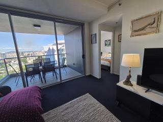 The Gilded Gallery I Art-Inspired Luxe Retreat - Brisbane - 3