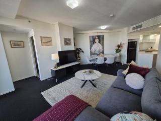 The Gilded Gallery I Art-Inspired Luxe Retreat - Brisbane - 4