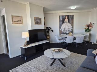 The Gilded Gallery I Art-Inspired Luxe Retreat - Brisbane - 8