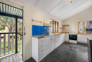 Charming Queenslander Sleeps 6 Near CBD and Park - 9