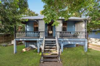 Charming Queenslander Sleeps 6 Near CBD and Park - 6