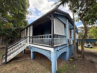 Charming Queenslander Sleeps 6 Near CBD and Park - 3