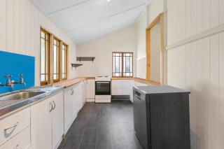 Charming Queenslander Sleeps 6 Near CBD and Park - 2