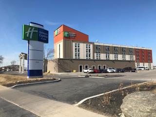 Holiday Inn Express & Suites Toronto Airport West by IHG - 9