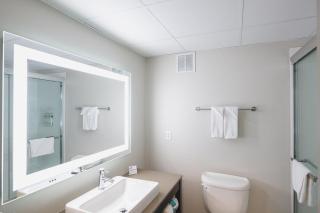 Holiday Inn Express & Suites Marquette by IHG - 7