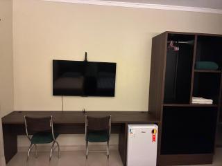 Quarto com TV 50 polegadas, frigobar, ar-condicionado e Wi Fi, sala e cozinha compartilhado - 1