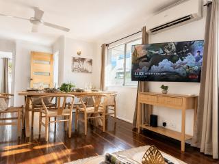 Chic Urban Escape in Norman Park - Holiday Home - 7