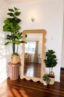 Chic Urban Escape in Norman Park - Holiday Home - 4