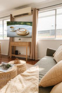 Chic Urban Escape in Norman Park - Holiday Home - 9