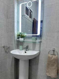 En-suite Room- Walk to Renaissance Monument - 4
