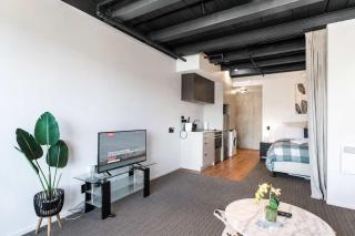 Cozy Studio - Private Balcony Bath and Tub - Lower Hutt - 2