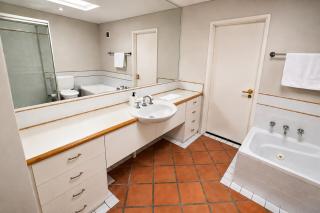 Sea Breeze Apartment - Direct Ocean Views - Top Floor - Perth - 2