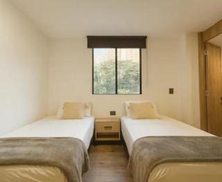 Poblado, hermoso apartamento 4 habitaciones y jacuzzi Medellin - 4