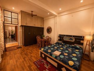 Luxury 2BHK near Triveni Sangam Prayagraj Kumbh Magh Mela Allahabad High Court AC WiFi Parking SF1- Divine Solace - 9