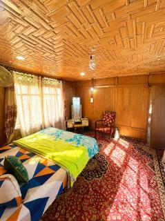 Dal lake Retreat Houseboat - 1