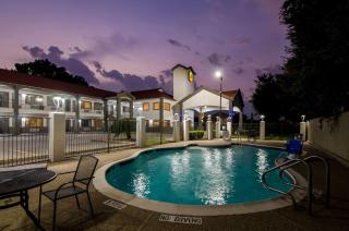 Super 8 by Wyndham Houston/Brookhollow NW - 4