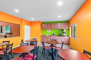 Super 8 by Wyndham Houston/Brookhollow NW - 2