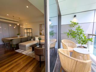 Luxury 2 bed lake and sea view at Cinnamon Life Residence - 3