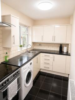 1-Bed Apt with sofabed Close to Wolverhampton & Walsall with parking - 4